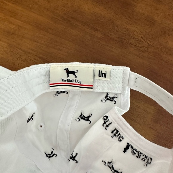 The Black Dog baseball cap, white with little black dogs - Picture 4 of 5